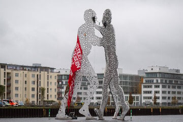 Berlin: Aktivisten klettern aus Protest auf Mega-Skulptur "Molecule Man" in der Spree