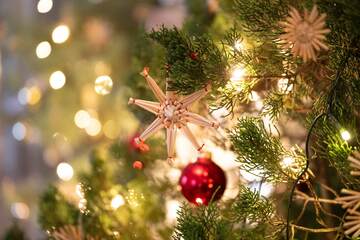 Weihnachtsbaum brennt lichterloh: Paar lebensbedrohlich verletzt