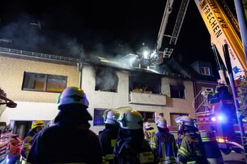 Dramatischer Wohnungsbrand: Bewohner fallen Feuerwehrkräften entgegen