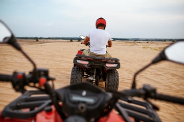 Unglück in den Herbstferien: Deutscher Urlauber (32) und Mädchen (10) verletzen sich bei Quad-Crash