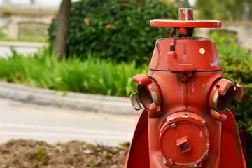 Straßen nahe Leipzig plötzlich überschwemmt: Polizei findet geöffnete Hydranten vor