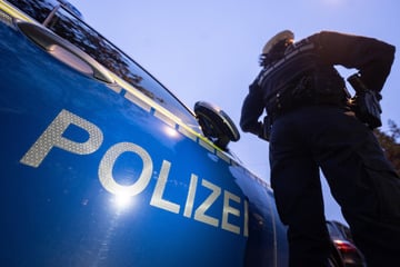 Chemnitz: Festgefahren: Autodiebe landen im Feld und flüchten zu Fuß