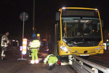 BVG-Bus kracht in Leitplanke: Literweise Diesel ausgelaufen