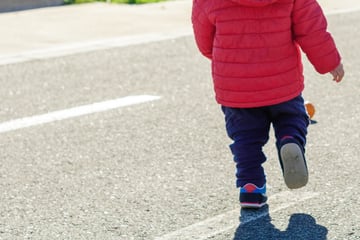 Kleine Kinder (5, 7) allein und hilflos: Schüler und Busfahrer verhindern wohl Schlimmeres