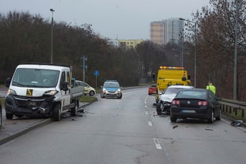 Schwerer Unfall am Herrenberg: Vier Autos Schrott, drei Personen verletzt