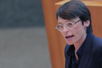 NRW-Ministerin bezieht deutlich Stellung: Drohen Eltern zusätzliche Kita-Gebühren?