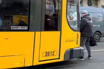 Straßenbahnfahrer rammt absichtlich Fußgänger: Verkehrsbetriebe ziehen Konsequenzen