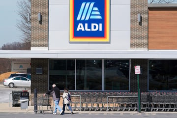 77-Jähriger parkt Auto vor ALDI: Als er vom Einkauf zurückkommt, trifft ihn der Schlag