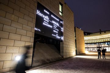 Gedenktag: Namen von Holocaust-Opfern leuchten am Düsseldorfer Landtag