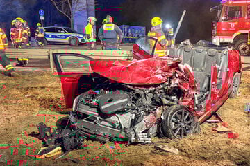Auto kracht auf B85 in Laster: Autofahrerin schwerst verletzt