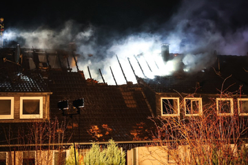 Flammen schlagen aus Dachstuhl: Familien können nicht in ihre Wohnungen zurück