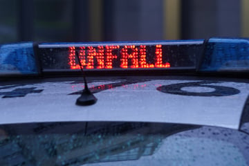 Mädchen rennt bei roter Ampel auf die Straße: Autofahrer kann nicht mehr bremsen!