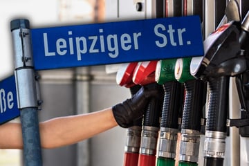 Dresden: Räuberischer Diebstahl in Tankstelle: Frau droht Mitarbeiterin mit Wurfstern und sitzt in U-Haft