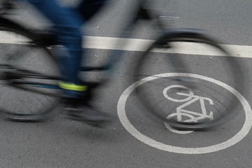 Dreister Radfahrer-Dieb: An der Kreuzung zog er einer Frau den Rucksack ab