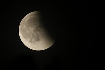 Partielle Mondfinsternis am Himmel über BaWü: Klarer Himmel und Wecker nötig