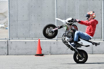 Zwei Motorradfahrer bei "Wheelie"-Unfall schwer verletzt