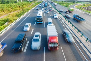 Ferienbeginn in Deutschlands "Südstaaten": Stau-Welle erreicht Höhepunkt - hier wird es besonders voll