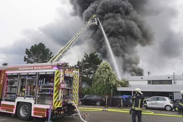 Stuttgart: Obwohl Brand in Autowerkstatt eigentlich schon gelöscht war: Feuerwehr muss wieder ausrücken