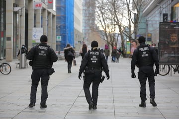 Dresden: Einsatz auf der Prager Straße: Jede Menge Drogendelikte und ein Hausfriedensbruch