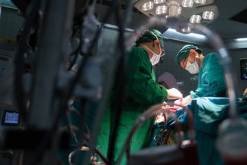 Herz mit Gefrierbrand transplantiert: Zweijähriger kämpft um sein Leben