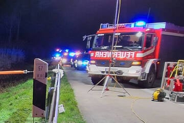 Reifenplatzer auf A24: Audi überschlägt sich, Fahrer stirbt