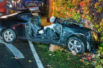 Tödlicher Unfall in Sachsen: Hyundai-Fahrer stößt frontal gegen Hauswand