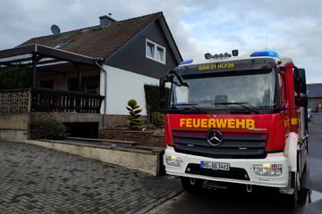 Enkel rettet sich auf Balkon, Oma noch im Flammenhaus: Zwei Verletzte bei Zimmerbrand