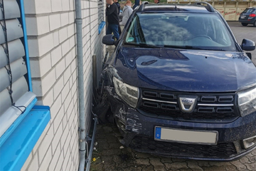 Dacia kracht gegen Supermarkt: Fahrer und Beifahrer flüchten!