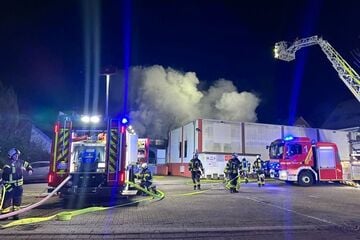 Möbellager in Flammen: Mehrere Häuser evakuiert - Feuerwehr warnt Anwohner