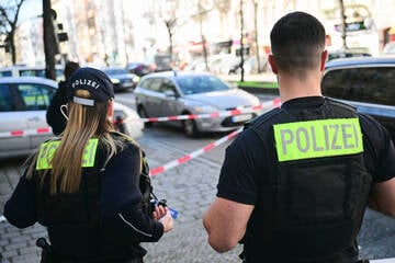 Mitten in Berlin: Mann ballert auf vorbeifahrendes Auto - Zeugen gesucht