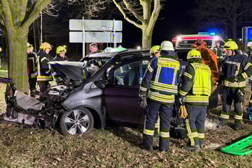 Schwerer Unfall auf Autobahn-Rastplatz! Sechs Verletzte, eine Person in Lebensgefahr