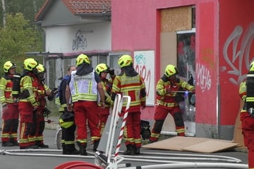 Brand im ehemaligen Discounter: Mehrere Feuerwehren rücken an