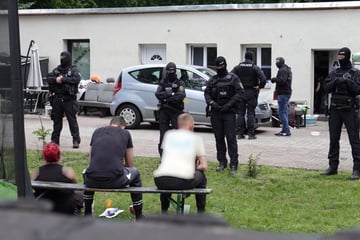 Dresden: Maskierte Polizisten in Dresdner Neustadt: Was ist da los?