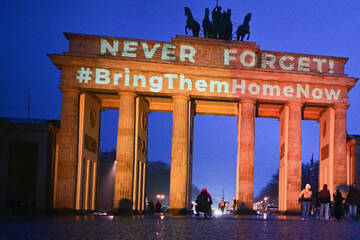 Berlin: Gedenken an tote Hamas-Geiseln: Brandenburger Tor leuchtet orange