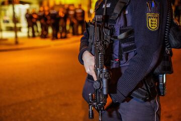Stuttgart: Großeinsatz der Polizei in Stuttgart: Mann vor Lokal durch Schüsse verletzt