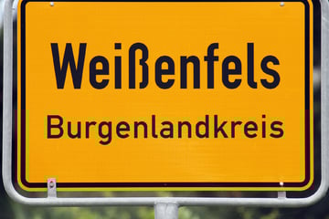 Mann beleidigt Kinder fremdenfeindlich - und droht mit Bierflasche!