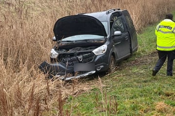 Crash am Bahnübergang: Güterlok erfasst Auto! Fahrerin im Krankenhaus