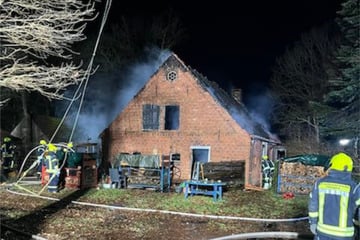 Plötzlich Flammen: Einfamilienhaus fast komplett zerstört