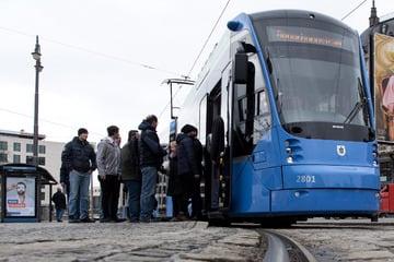 Blaulicht-Drama in München: Polizeiauto kracht in Straßenbahn