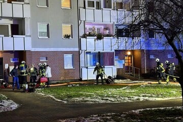 Brandstiftung? Mehrfamilienhaus steht in Flammen, 15 Personen evakuiert