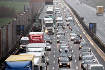 Unfall A7: Heftiger Crash auf der A7: Drei Menschen schwer verletzt, darunter ein Säugling