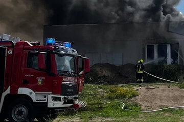 Kurz vor Fertigstellung: Mehrfamilienhaus brennt bei Bauarbeiten völlig aus
