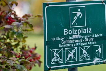 Tochter muss zusehen: Mann tritt Ehefrau auf Bolzplatz in Klinik - So ist ihr aktueller Zustand