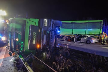 Unfall A4: LKW durchbricht Leitplanke: Vollsperrung auf A4