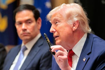 Trump derails Iran briefing with bizarre rant about Sharpies