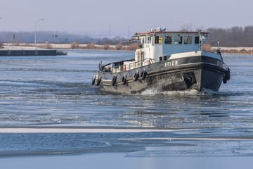 Dauerfrost lässt Schifffahrtswege nahe Magdeburg zufrieren: Eisbrecher rücken aus