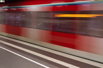 Alles wegen eines Kopfhörers: Zwölfjährige von S-Bahn erfasst und eingeklemmt