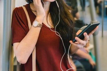 Frau (22) telefoniert lautstark im Zug, dann hört plötzlich die Polizei mit: Festnahme