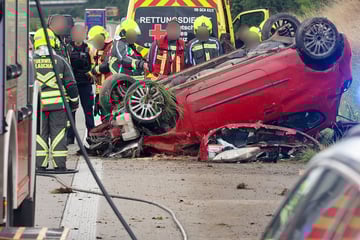 Unfall A4: Autobahn kurzzeitig gesperrt: Mitsubishi-Fahrer überschlägt sich auf A4 bei Glauchau