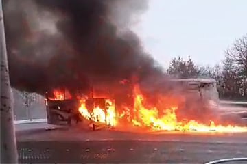 Unfall A20: Ausflug zum Weihnachtsmarkt endet auf Parkplatz: Reisebus in Flammen